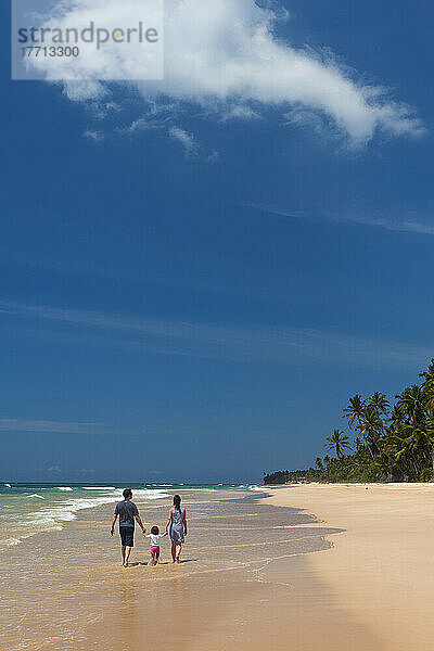 Junge Familie am Strand an der Südküste bei Unawatuna; Sri Lanka