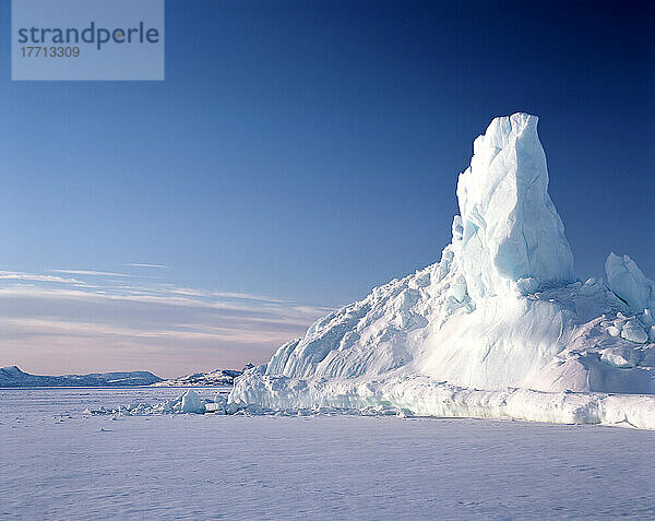 Eisberg auf gefrorenem Meer