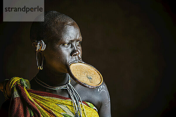 Frau vom Stamm der Suri (Surma) mit traditioneller Lippenplatte aus Ton  Region Omo  Südwest-Äthiopien; Kibish  Äthiopien