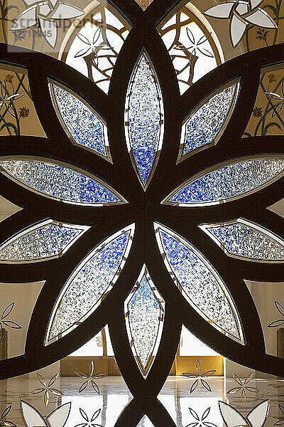 Design auf Glas in der Großen Moschee von Sheikh Zayed; Abu Dhabi  Vereinigte Arabische Emirate