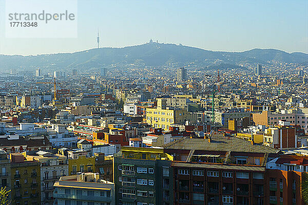Stadtbild von Barcelona mit Bergen in der Ferne; Barcelona  Spanien