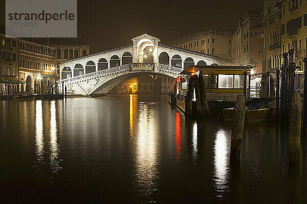 Rialtobrücke bei Nacht; Venedig  Italien