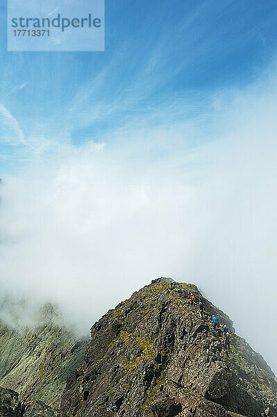 Wanderer auf dem Grat über den Wolken in den Black Cuillin; Isle Of Skye  Schottland