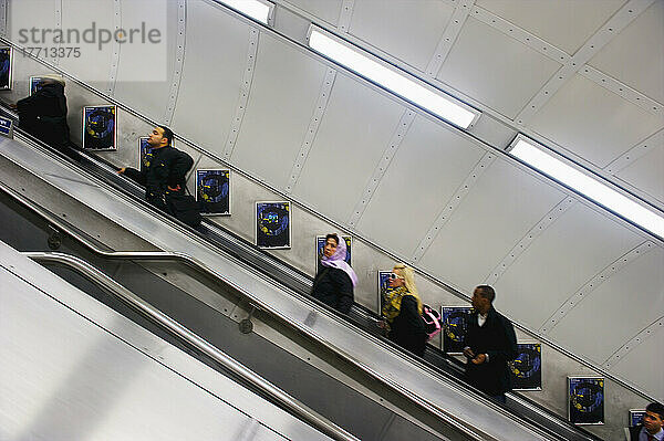 Auf einer Rolltreppe; London  England