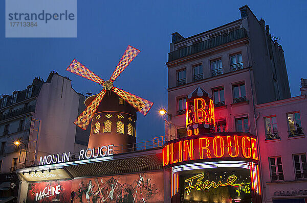 Moulin Rouge in der Abenddämmerung; Paris  Frankreich