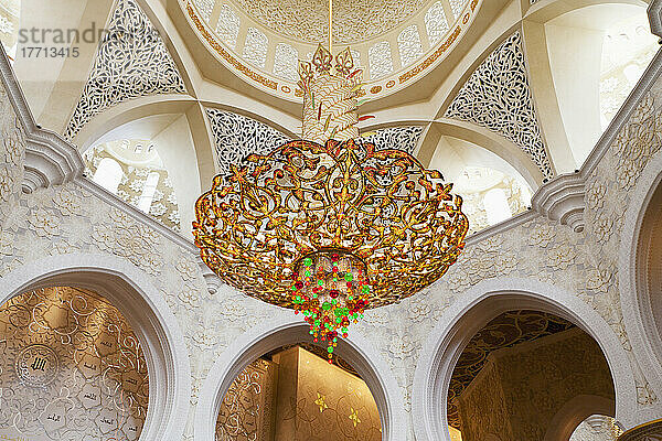 Im Inneren der Großen Scheich-Zayed-Moschee; Abu Dhabi  Vereinigte Arabische Emirate