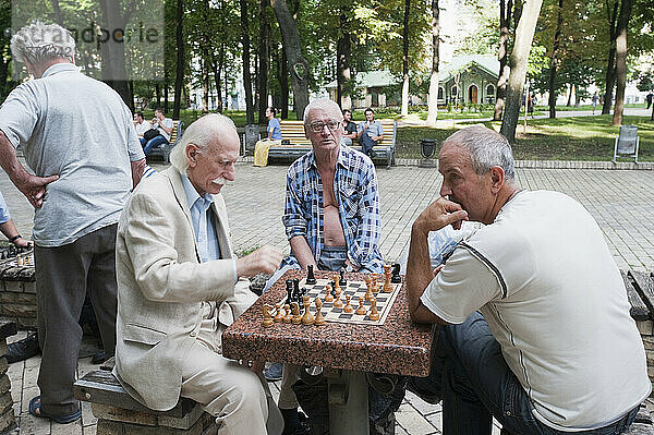 Schachspieler in einem Park; Kiew  Ukraine