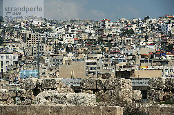 Stadtbild des modernen Jerash; Jerash  Jordanien