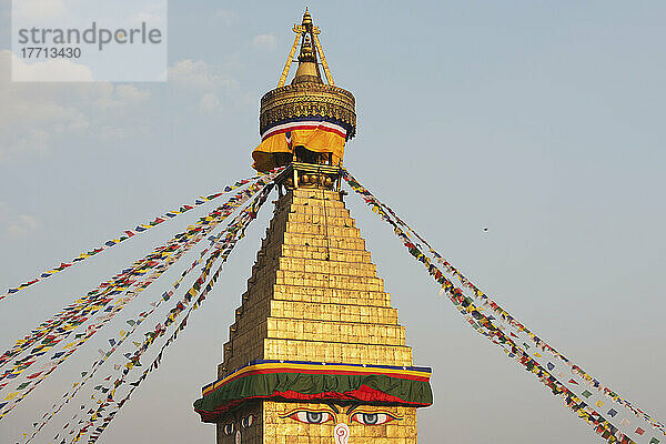 Die buddhistische Stupa von Boudhanath dominiert die Skyline und ist eine der größten der Welt; Boudhanath  Nepal