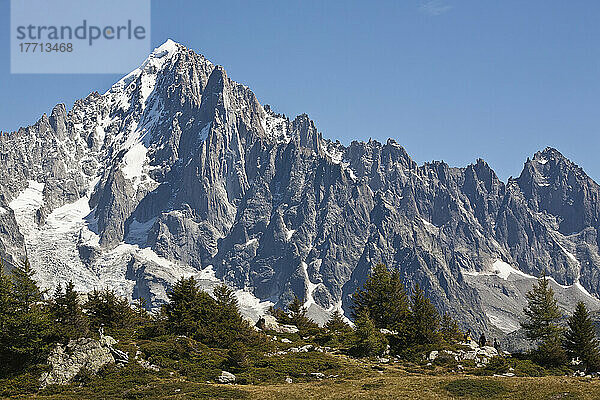 Der Berg Mont Blanc und das Tal von Chamonix-Mont Blanc; Frankreich