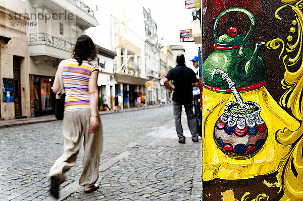Teekanne und Mate in einer Wand gemalt  San Telmo  Buenos Aires  Argentinien