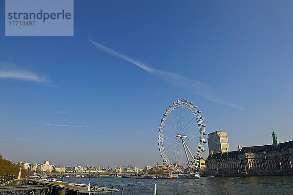 Blick auf das London Eye und die South Bank von der Westminster Bridge; London  England