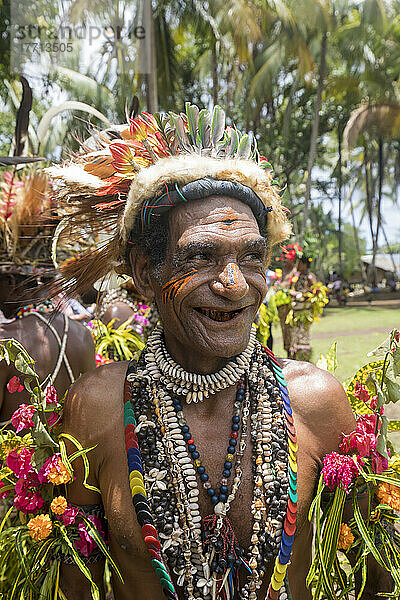 Dorfbewohner bei den Vorbereitungen zur Aufführung eines traditionellen melanesischen Stammestanzes im Dorf Natade in den Tufi-Fjorden von Cape Nelson in der Provinz Oro in Papua-Neuguinea; Tufi  Provinz Oro  Papua-Neuguinea