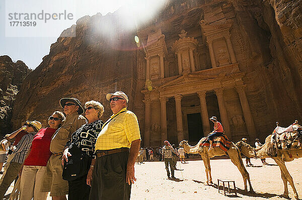 Gruppe von Touristen  die vor der Schatzkammer fotografiert werden; Petra  Jordanien