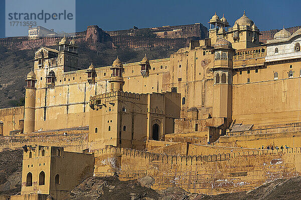 Amber Fort mit Jaigarh Fort dahinter; Amer  Jaipur  Indien