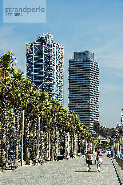 Fußgänger auf der Strandpromenade von Barceloneta mit Blick auf Wolkenkratzer; Barcelona  Katalonien  Spanien