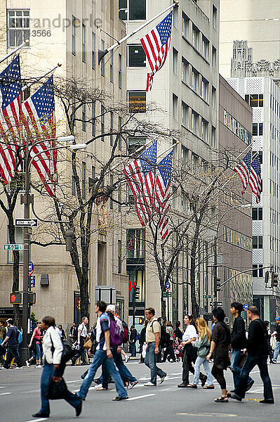 Fußgänger beim Überqueren der 5Th Avenue  Manhattan  New York  USA