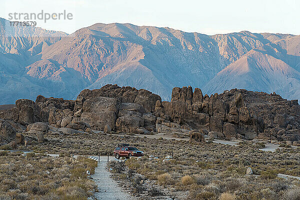 In den Alabama Hills geparktes Auto bei Sonnenuntergang  Kalifornien  USA