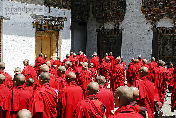 Buddhistische Mönche versammeln sich nach dem Gebet im Punakha Dzong von Punakha  Bhutan; Punakha  Bhutan