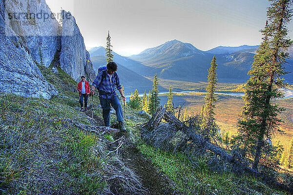 Wandern auf dem Sapper Hill  Dempster Highway  Yukon