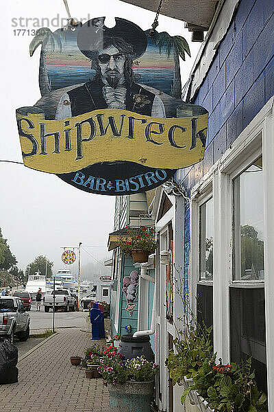 Schiffswrack-Schild an einer Bar und einem Bistro; Tobermory  Ontario