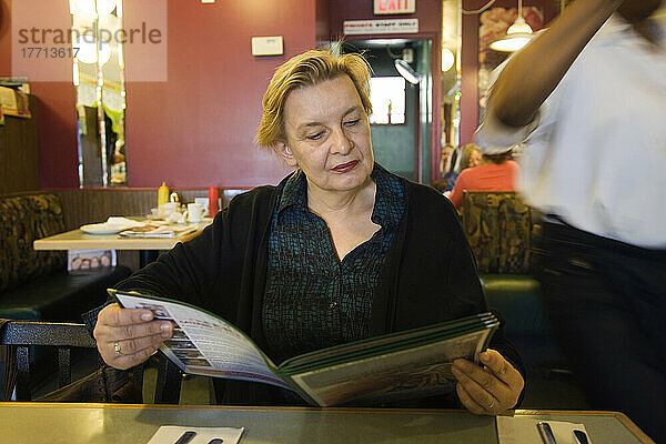 Frau mit Blick auf die Speisekarte im Restaurant  Toronto  Ontario