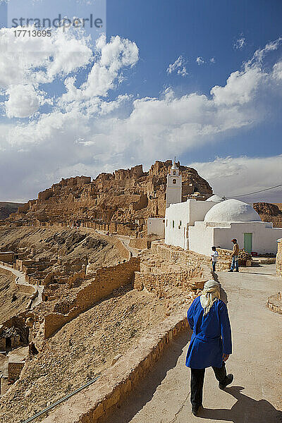 Moschee von Chenini mit Blick auf die Ruinen eines Berberdorfs in der Provinz Tataouine; Chenini  Tunesien  Nordafrika