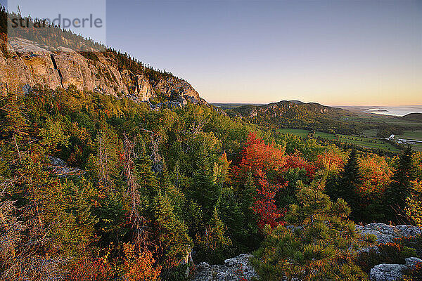 Auswahl des Künstlers: Blick auf Klippen  Berge und den Sankt-Lorenz-Strom bei Sonnenuntergang  Dorf Kamouraska  Region Bas-Saint-Laurent  Quebec