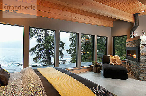 Dieses am Meer gelegene Haus bietet Ausblicke auf das offene Wasser; Port Renfrew  Vancouver Island  British Columbia  Kanada