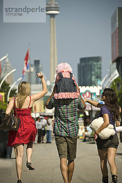 Freunde mit Preisen auf der Kanadischen Nationalausstellung  Toronto  Ontario