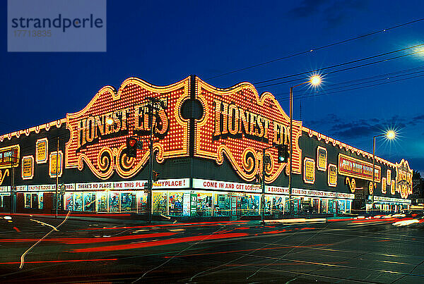 Honest Ed's Landmark Discount Store; Toronto  Ontario  Kanada