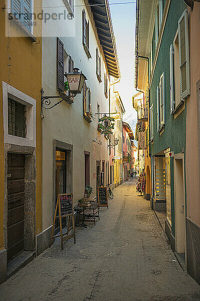 Bunte Architektur entlang einer schmalen Gasse; Ascona  Tessin  Schweiz