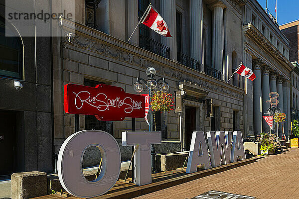 Machen Sie das T in Ottawa Zeichen  Sparks Street Mall in der Stadt Ottawa  Kanada; Ottawa  Ontario  Kanada