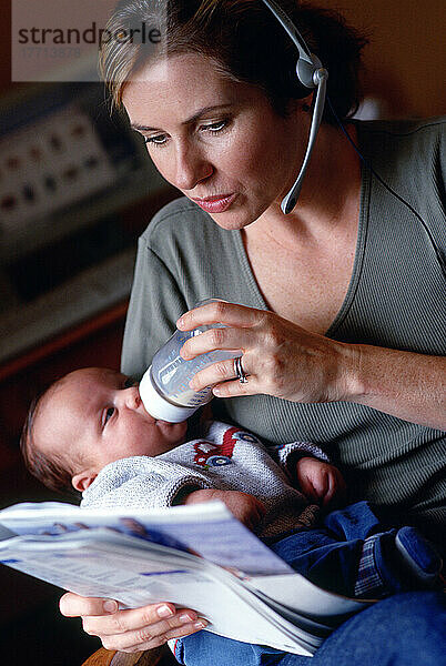 Frauen sprechen über Headset und füttern Baby