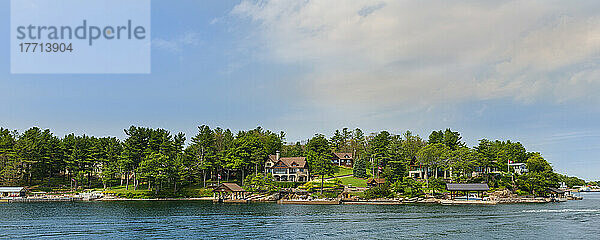 Häuser am Wasser und Docks entlang einer Inselküste in den Thousand Islands; Ontario  Kanada