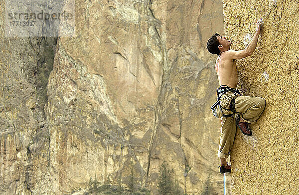 Mann beim Klettern  Smith Rock State Park  Oregon