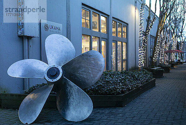 Kunstinstallation einer Schiffsschraube vor einem Geschäft auf Granville Island; Vancouver  British Columbia  Kanada