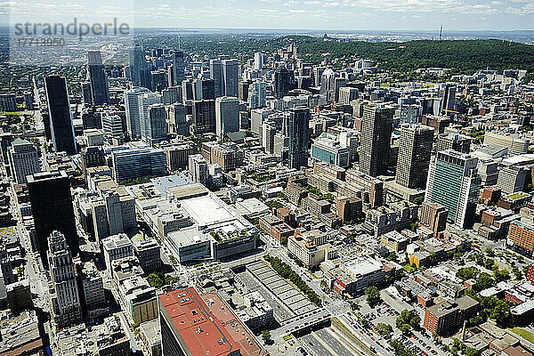 Luftaufnahme der städtischen Skyline; Montreal  Quebec  Kanada