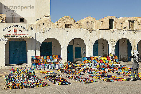 Kunsthandwerk zu verkaufen in der Hauptstadt des Gouvernements Tatatouine; Tataouine  Tunesien  Nordafrika