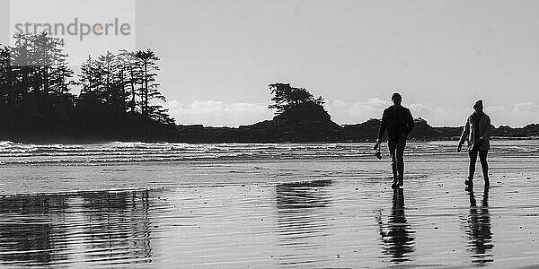 Zwei Personen beim Spaziergang am Chesterman Beach  Vancouver Island; British Columbia  Kanada
