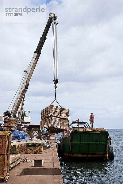 Ein Kran lädt Kisten auf einen Frachter mit Ziel Valparaiso  Osterinsel  Chile