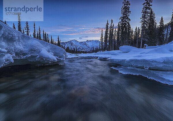 Bewegungsunschärfe des Wheaton River im Winter; Yukon  Kanada