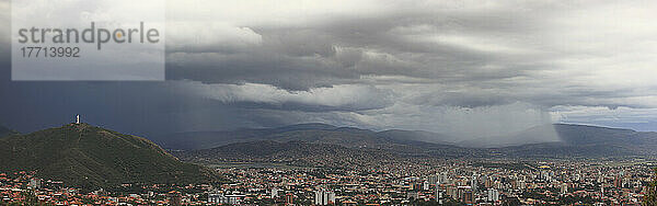 Gewitter über der bolivianischen Stadt Cochabamba.
