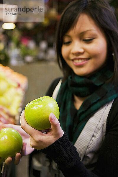 Teenager Mädchen Einkaufen für Äpfel