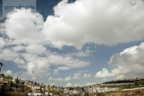 Blick auf den Berg Scopus und den bewölkten Himmel  außerhalb der alten Stadtmauern  Jerusalem  Israel