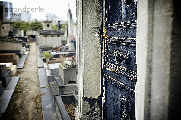 Alte Grufttür auf dem Montmartre-Friedhof; Paris  Frankreich