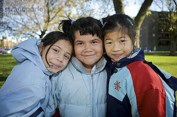 Multiethnische Kinder außerhalb einer ESL-Schule; Guelph Ontario Kanada