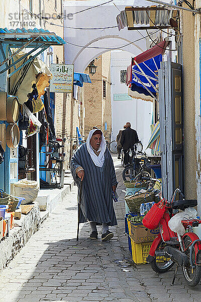 Marktplatz in der Medina der Altstadt; Kairouan  Tunesien  Nordafrika
