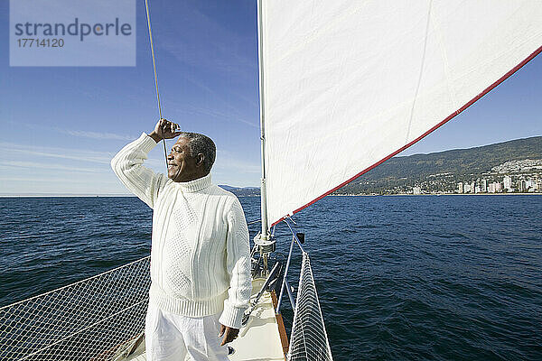 Älterer Mann auf seinem Segelboot  Hafen von Vancouver  Bc