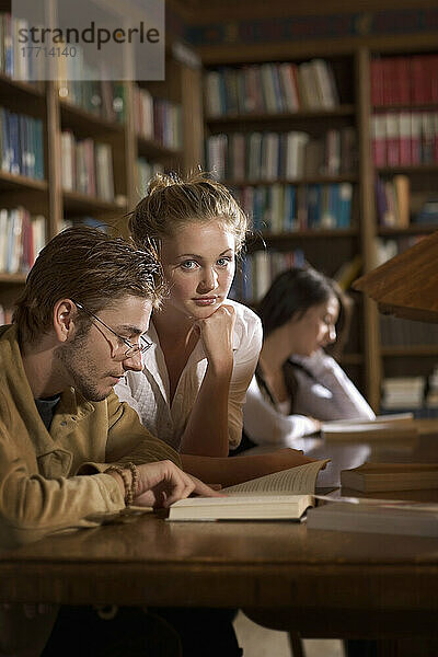 Studenten studieren in der Bibliothek